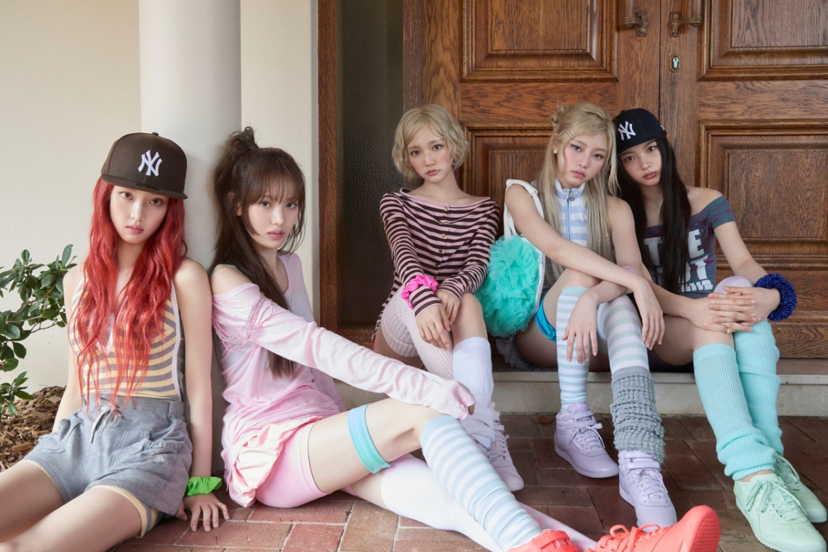 KiiiKiii members styling mint socks, pink separates, striped legwear, and pastel sneakers.